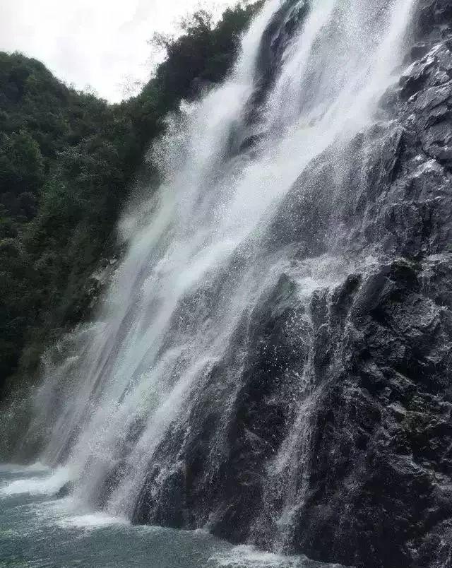 冰上龙舟赛火热开赛 冰雪嘉年华年味十足