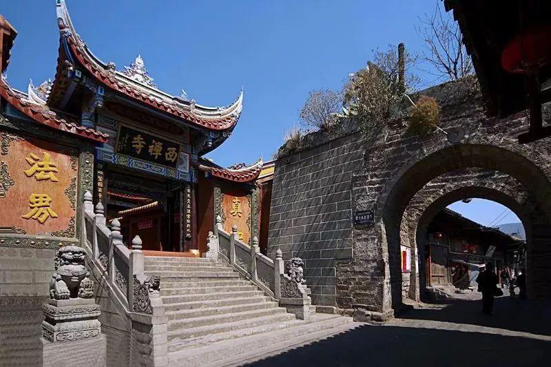 破碎的雕像